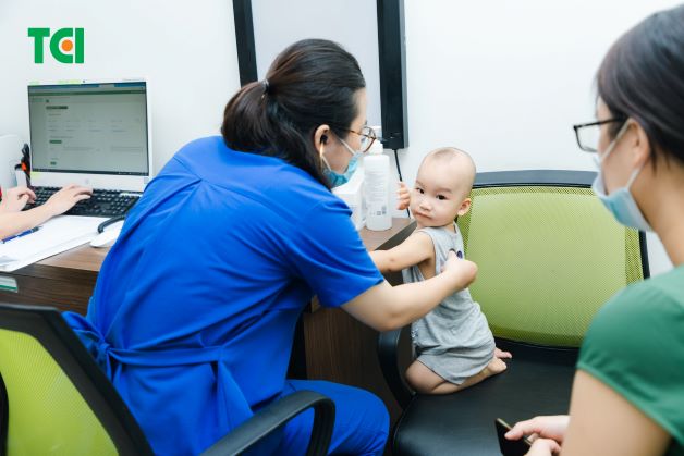 cách trị tiêu chảy cho bé là đi khám bác sĩ