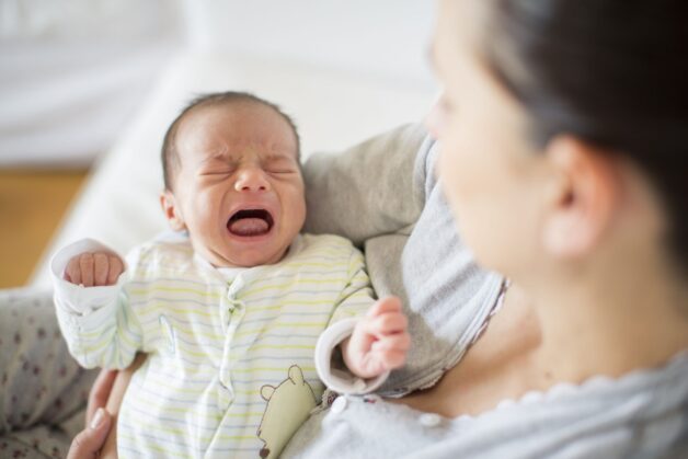 Quấy khóc nhiều là một triệu chứng tay chân miệng ở trẻ nhỏ trở nặng.