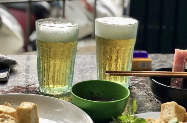 Nên kiêng uống bia sau tiêm vacxin khoảng 3 ngày