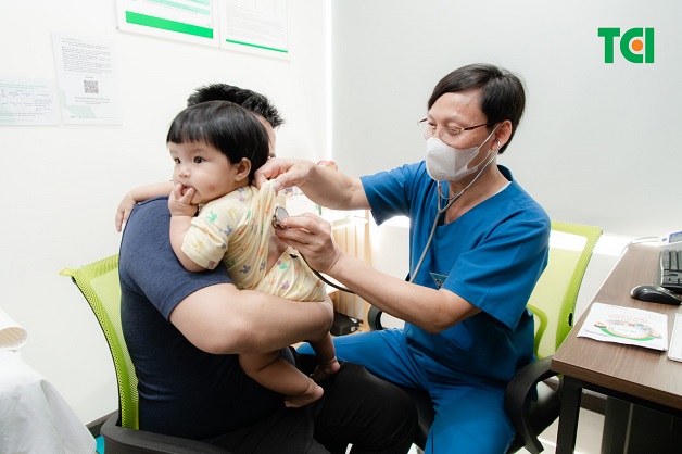 Người mắc bệnh quai bị sẽ có các triệu chứng lâm sàng như sốt, cảm giác mệt mỏi và đau đầu, sưng và đau khi nuốt hoặc ăn, sưng đau ở tuyết nước bọt và thường là ở 2 bên cằm