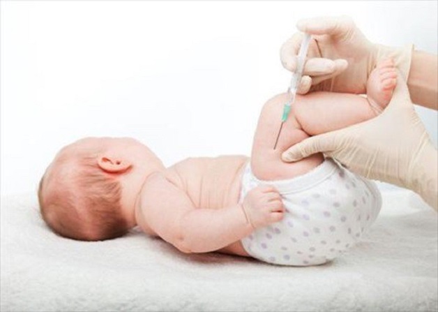Trẻ sơ sinh là đối tượng cần tiêm vắc xin viêm gan B càng sớm càng tốt