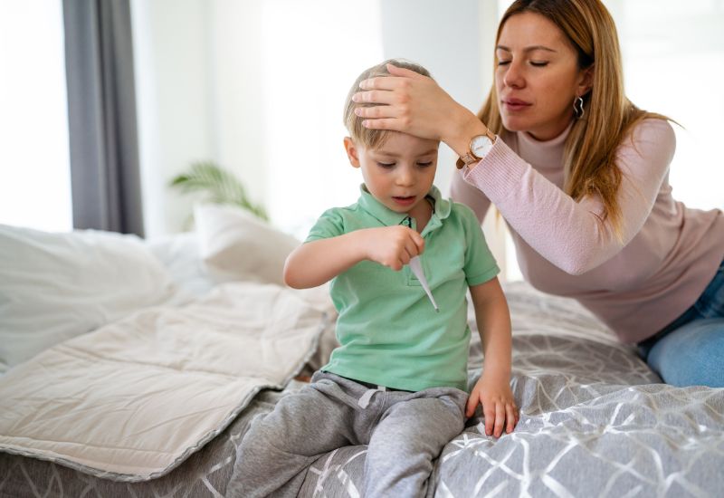 Viêm phế quản thường làm trẻ sốt.
