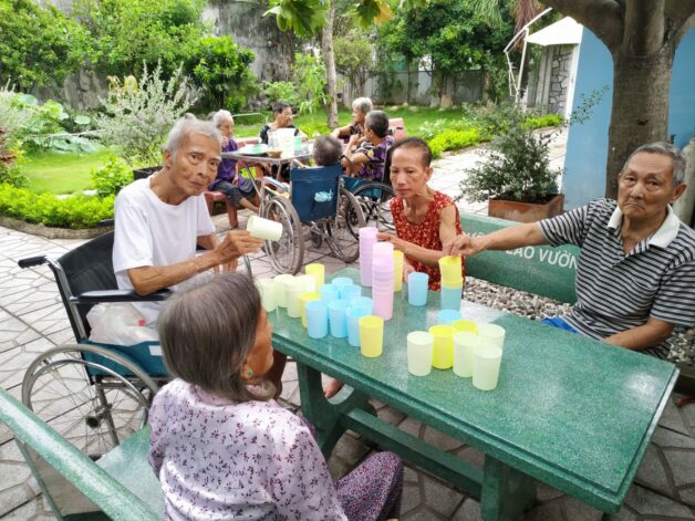Bị tai biến không nói được nên chơi các trò chơi giúp bệnh nhân tương tác