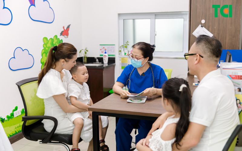 Tuân thủ lịch tiêm và trao đổi với bác sĩ về tình trạng sức khỏe của trẻ để đảm bảo an toàn tiêm chủng