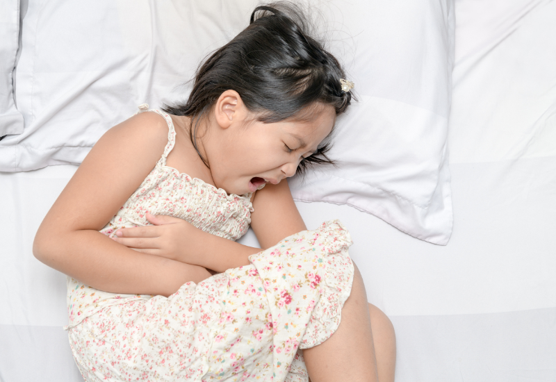 Bé bị nhiễm trùng đường ruột có thể đau khu vực bụng dưới.