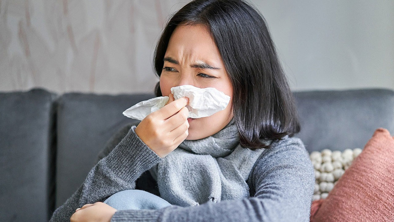 Sự thay đổi nhiệt độ, độ ẩm hoặc tiếp xúc với các dị nguyên như bụi nhà, phấn hoa, nấm mốc có thể gây kích thích niêm mạc mũi