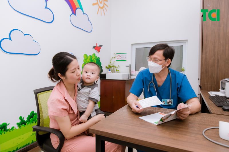 chích ngừa cho bé
