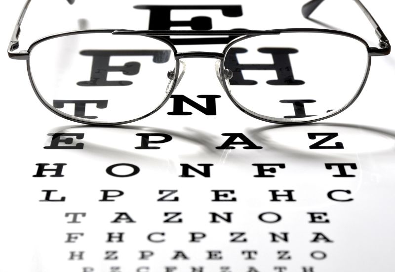 Viễn thị và lão thị có chung một phương pháp khắc phục là kính, mặc dù kính viễn thị và kính lão thị có thể hoạt động khác nhau.