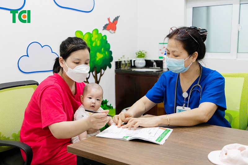 Bố mẹ có thể đăng ký tiêm mũi 6 trong 1 cho trẻ qua online hoặc đến trực tiếp phòng tiêm