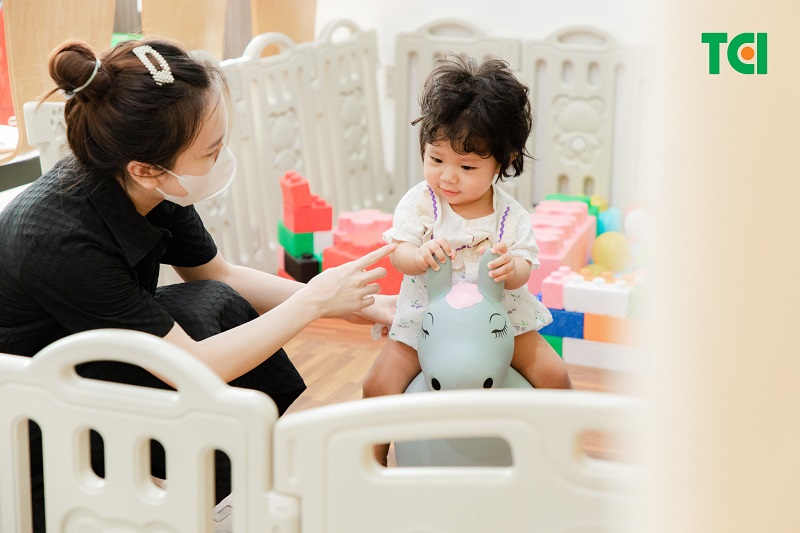 Sau tiêm chủng trẻ cần ở lại cơ sở tiêm chủng ít nhất 30 phút để quan sát phản ứng sau tiêm