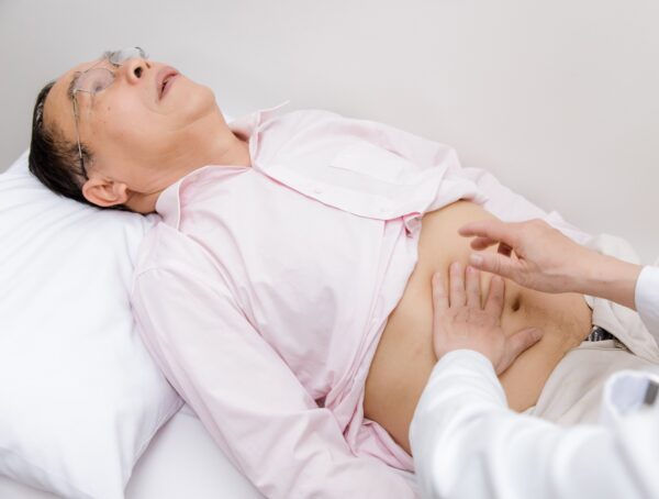 Đau bụng là dấu hiệu viêm tụy cấp điển hình