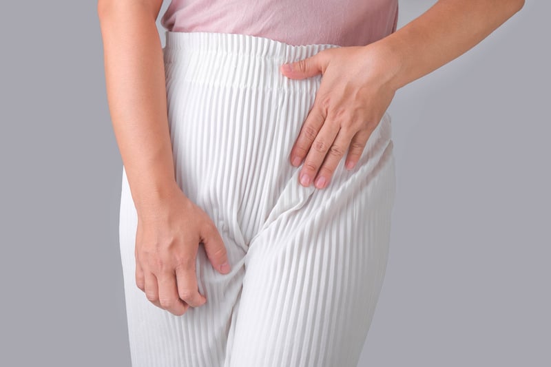 Ngứa, rát, hoặc sưng đỏ vùng âm hộ là biểu hiện thường thấy khi mắc bệnh phụ khoa