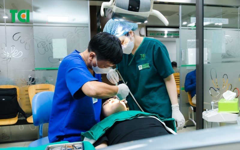 Lý do không nhổ răng khôn mọc lệch