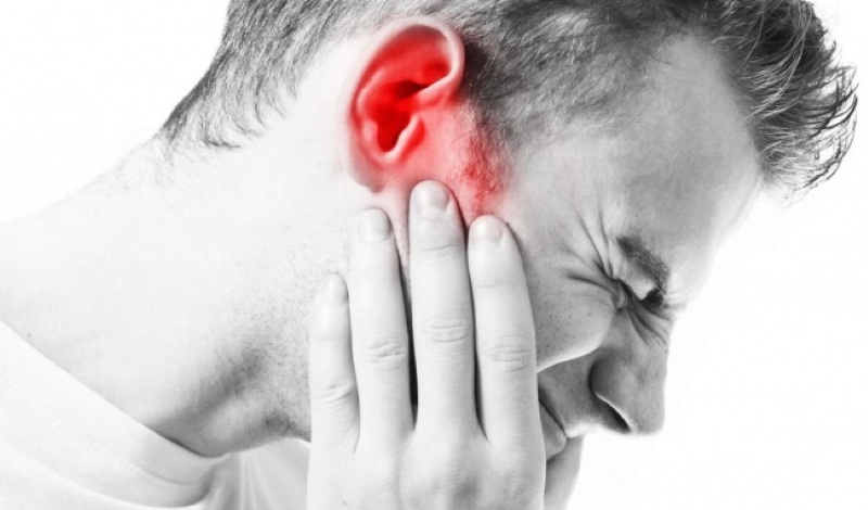 Tình trạng lỗ tai bị sưng và đau