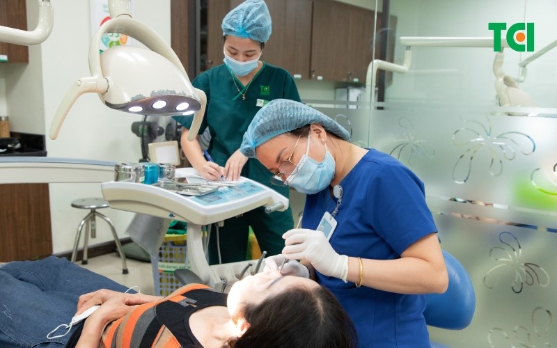 Thực hiện nhổ răng khôn hàm trên bị sâu