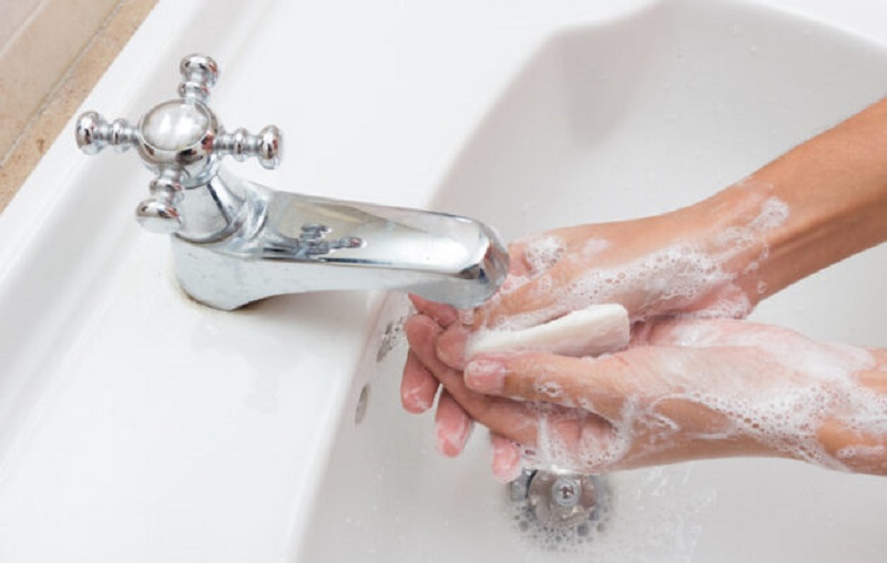 Rửa sạch tay trước khi ăn uống và sau khi đi vệ sinh để phòng ngừa sán