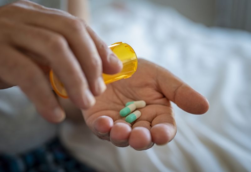 Sử dụng thuốc kháng viêm corticosteroids thời gian dài có thể làm tăng nguy cơ tăng nhãn áp.