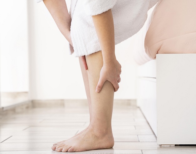 Thoát vị đĩa đệm gây teo chân theo cơ chế nào?
