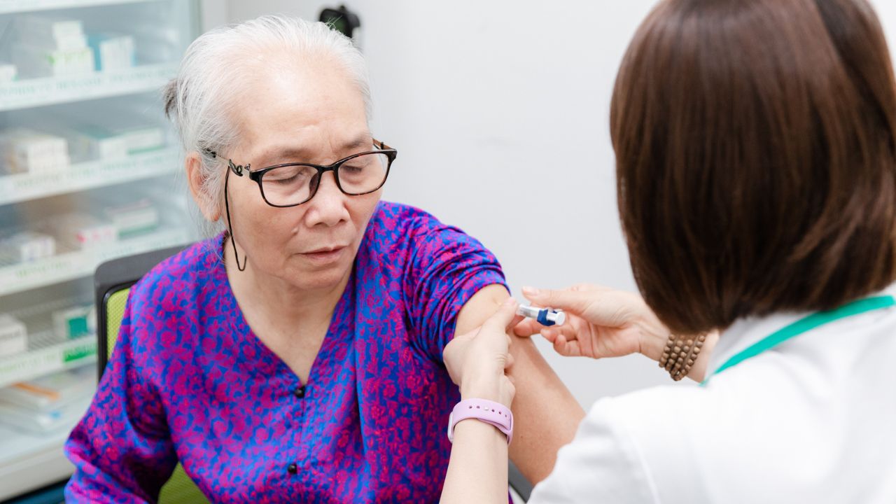 Nhân viên y tế chuẩn bị vaccine cho người cao tuổi trong quy trình tiêm chủng an toàn tại bệnh viện