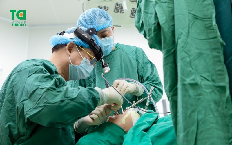 Điều trị trẻ bi sốt viên amidan