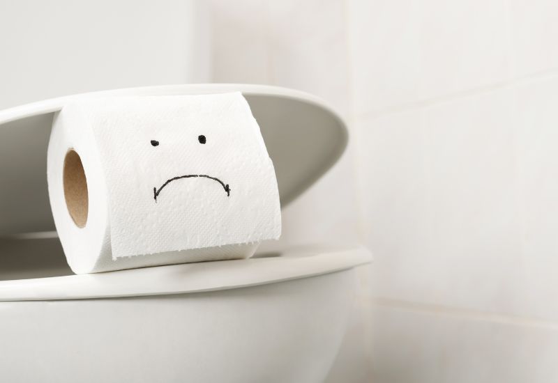 Trẻ bị táo bón thường gặp khó khăn khi đi tiêu, phải ráng rặn nhiều lần