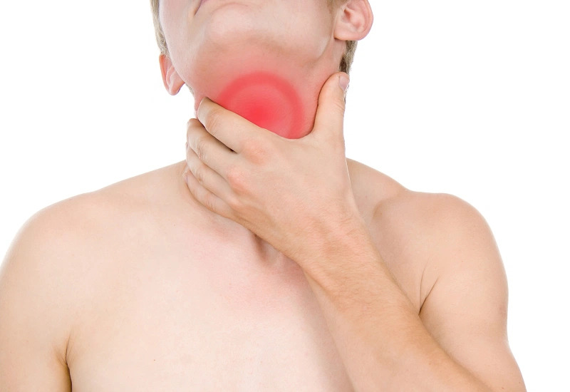 Sưng vùng cổ là triệu chứng tuyến giáp dễ nhận biết