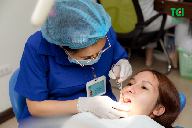 Thực hiện tư vấn niềng răng