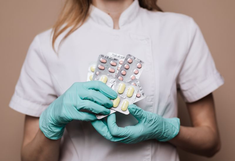 Nếu nhiễm trùng màng bồ đào trước phát sinh do vi khuẩn, thuốc kháng sinh dạng nhỏ như moxifloxacin hoặc ciprofloxacin có thể được chỉ định.
