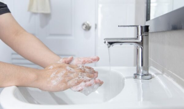 Rửa sạch tay trước khi dùng kem Acyclovir bôi môi