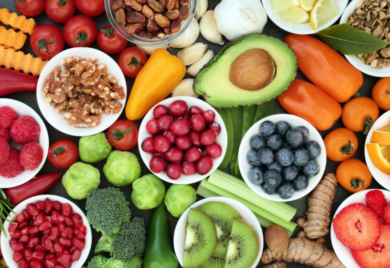 Cho trẻ ăn uống hợp lý, đa dạng thực phẩm, tăng cường thực phẩm giàu Vitamin và khoáng chất.