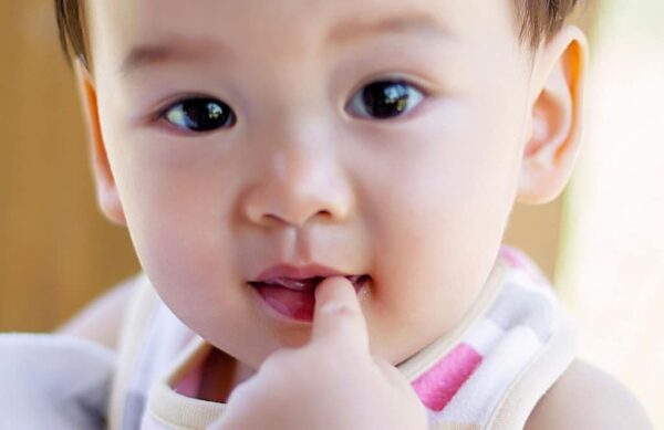 Trẻ mầm non thường dễ mắc bệnh do thói quen cho tay vào miệng.