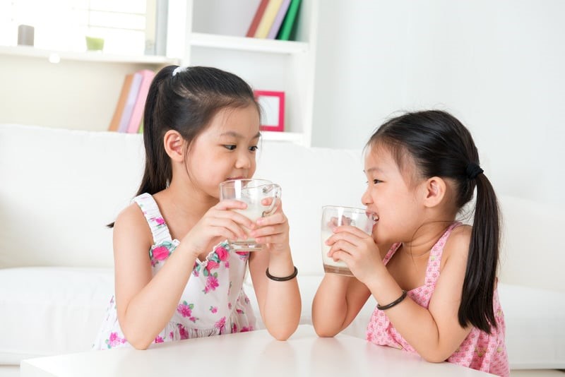 Sữa và sản phẩm từ sữa là nguồn cung cấp canxi cho bé hiệu quả