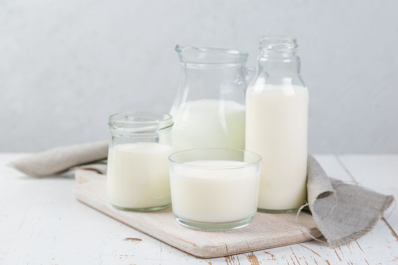Sữa và sản phẩm từ sữa là những nguồn thực phẩm giàu canxi cho người lớn