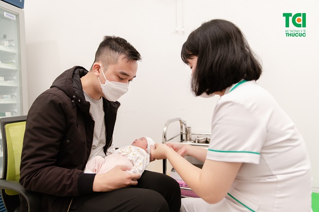 tiêm vắc xin cho trẻ sơ sinh
