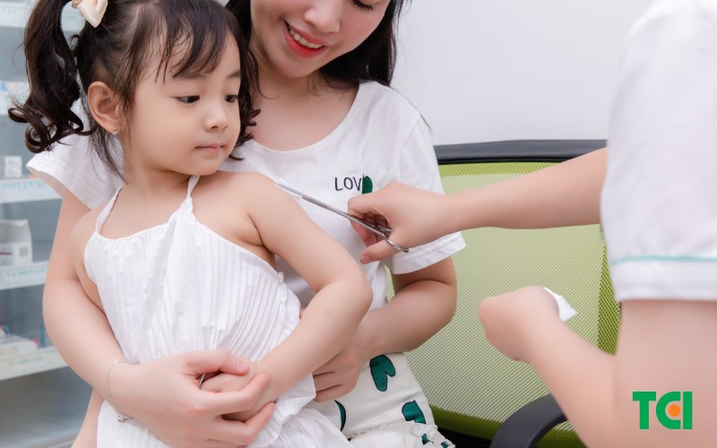 tiêm vacxin cho trẻ em