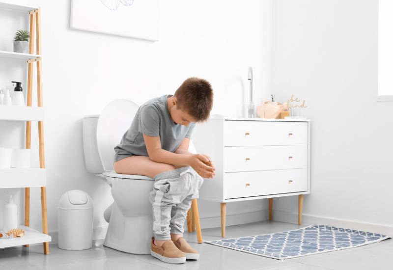 Tình trạng táo bón trẻ em được xác định khi trẻ đại tiện phân lớn, cứng, trẻ đau mỗi lần đại tiện.