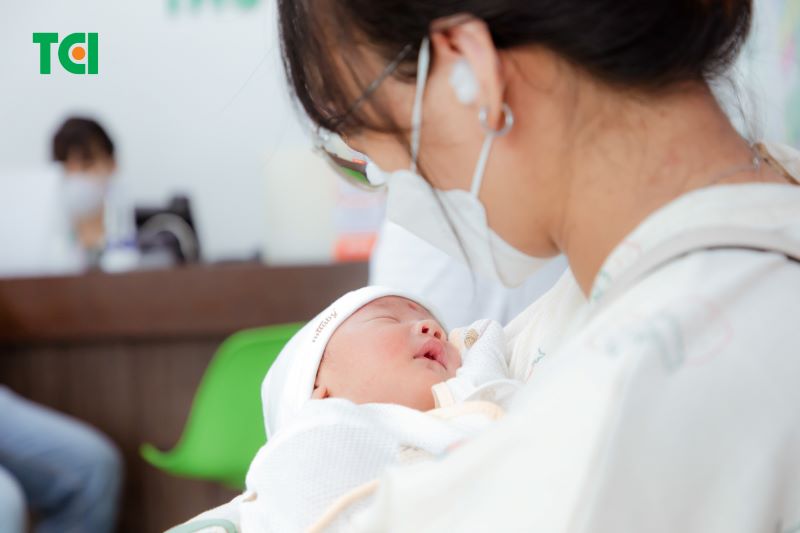 Trẻ sơ sinh với sức đề kháng kém, nếu mắc bệnh sẽ rất nguy hiểm.