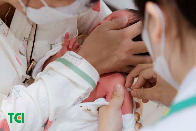 Tiêm đủ 2 mũi vắc xin cho trẻ sơ sinh có thể giảm nguy cơ trẻ mắc bệnh.