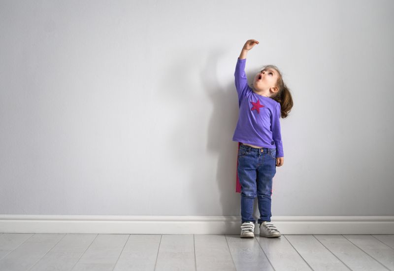 Dự kiến tăng chiều cao tiêu chuẩn của trẻ là: Trẻ sơ sinh 50cm; trẻ 6 tháng tuổi 65cm; trẻ 12 tháng tuổi 75cm; trẻ 2 tuổi 85cm; trẻ 3 tuổi 95cm; trẻ 4 tuổi 100cm; sau đó, mỗi năm tăng 5cm, trẻ 8 tuổi cần cao 120cm.