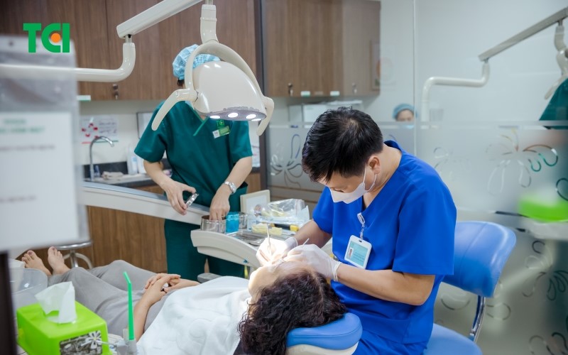 Thực hiện trám răng sâu lỗ to
