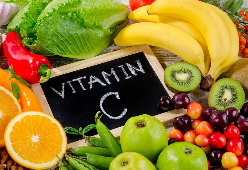 Thiếu các vi chất dinh dưỡng như Vitamin C, Vitamin B1, kẽm, sắt… là nguyên nhân khiến trẻ biếng ăn không thể bỏ qua.