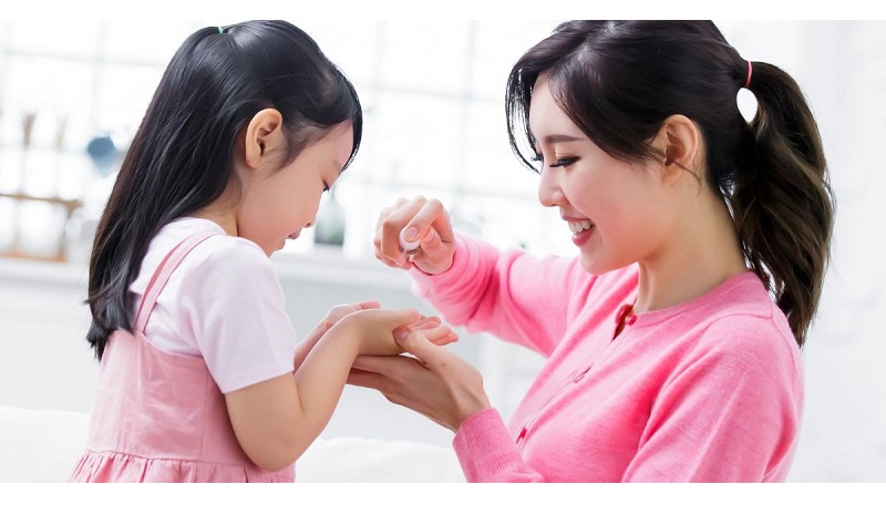 rửa tay cho bé