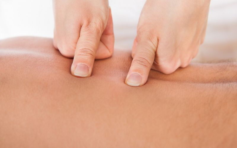 Bấm huyệt chữa thoái hoá đốt sống lưng giúp giảm đau.