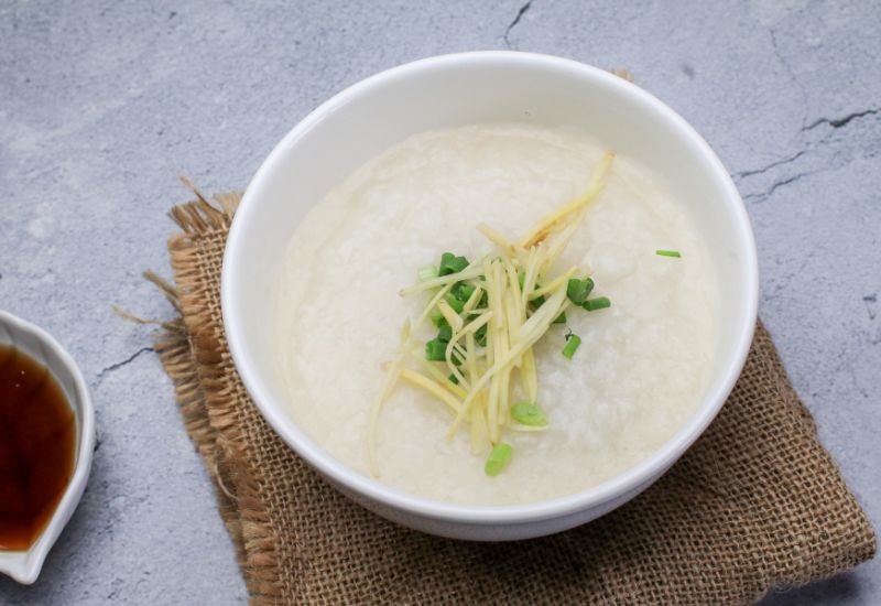 Cho trẻ ăn thức ăn dễ tiêu hóa, mềm, nhuyễn, chia thành nhiều bữa nhỏ trong ngày. 