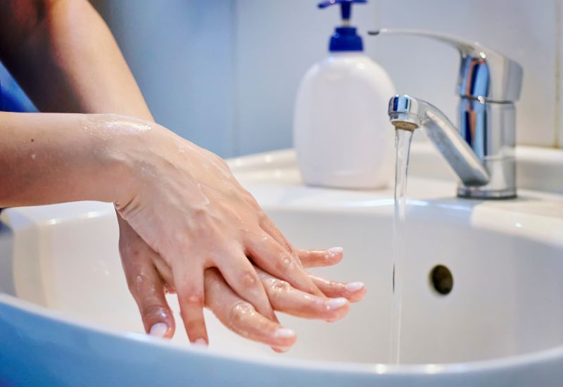 Để dự phòng đau mắt đỏ hiệu quả cho bản thân và gia đình, bạn nên rửa tay thường xuyên với xà phòng và nước, đặc biệt là trước khi chạm vào mắt.