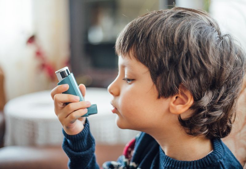 Trẻ từng mắc viêm phế quản có nguy cơ cao phát triển các vấn đề đường hô hấp khác trong tương lai, như hen phế quản là một ví dụ.