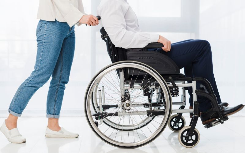 Người trải qua bệnh nhồi máu não còn gặp phải biến chứng gây hạn chế vận động.