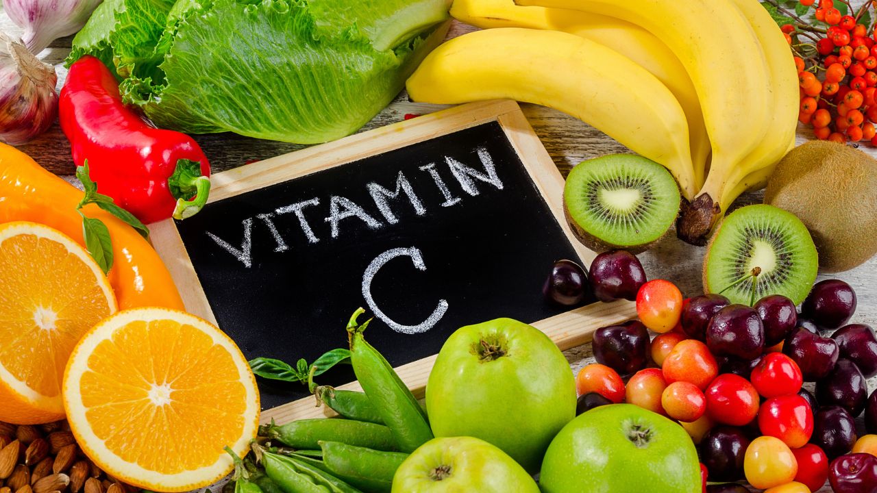 Vitamin C là dưỡng chất thiết yếu giúp duy trì hoạt động bình thường của hệ miễn dịch, tham gia tổng hợp collagen và bảo vệ tế bào trước tác động của các gốc tự do