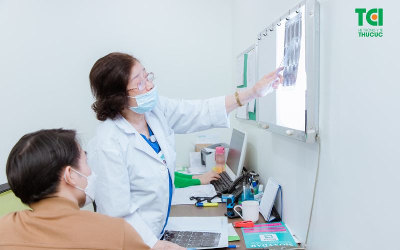 Người bệnh cần đi thăm khám tại bệnh viện và uống thuốc theo đúng chỉ định của bác sĩ.
