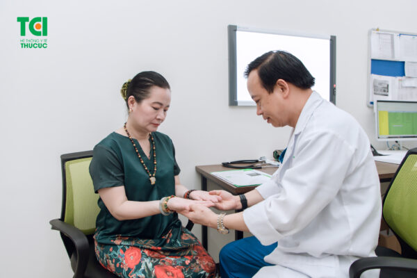 Uống thuốc bổ gan theo chỉ định của bác sĩ
